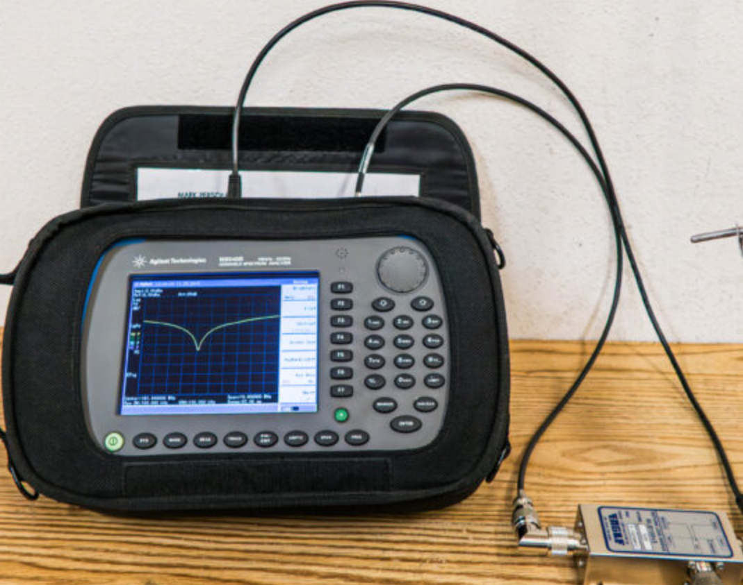 Vigtige værktøjer til RF-signal analyse lagt ud på et bord